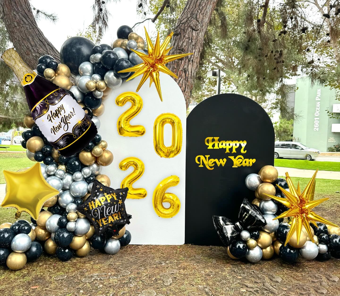 Christmas Balloon Garland Arch Kit, Red Green White Gold Balloons with Large Candy Cane Swirl Foil Balloon for Winter Xmas Party Decorations 164PCS